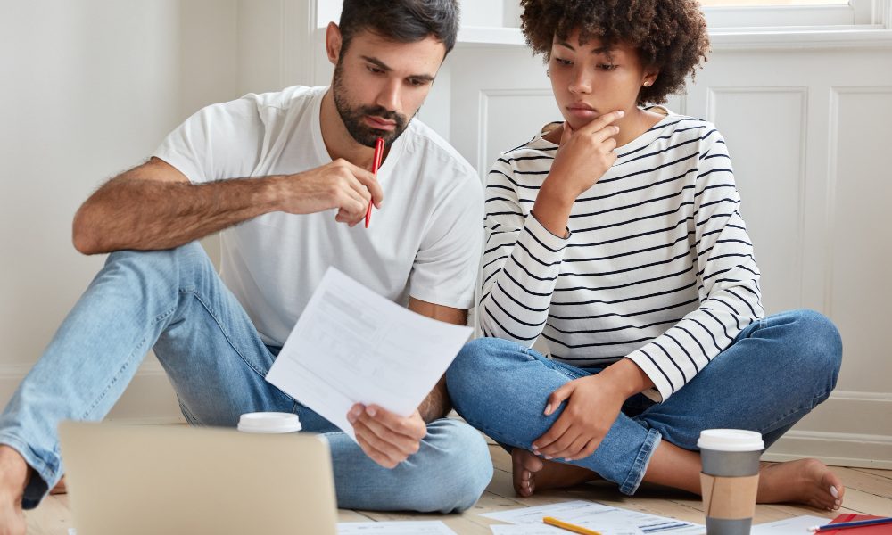 casal se questionando sobre a concessão de crédito imobiliário